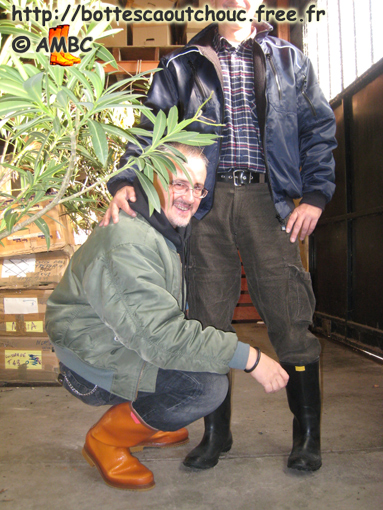 Pascal & Angelo in AMBC storage, Nov. 2007. Stivali di gomma.