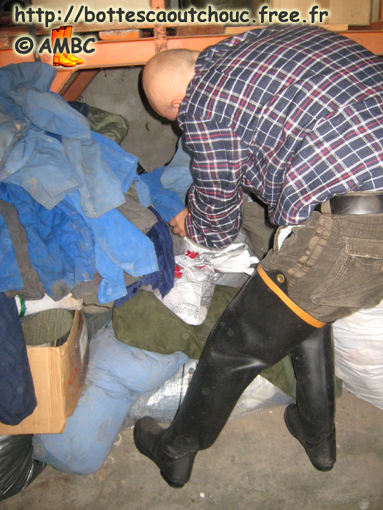 Angelo, searching among blue overalls, HRB, Nov. 2007. Stivali di gomma.