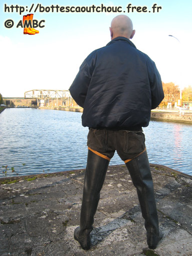 Wearing Japanese waders at the Seine river, Nov. 2007. Stivali di gomma.