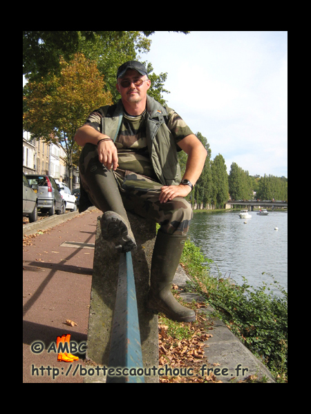 Wearing Le Chameau wellies, Melun, 2007. Gummistiefel, gumboots.