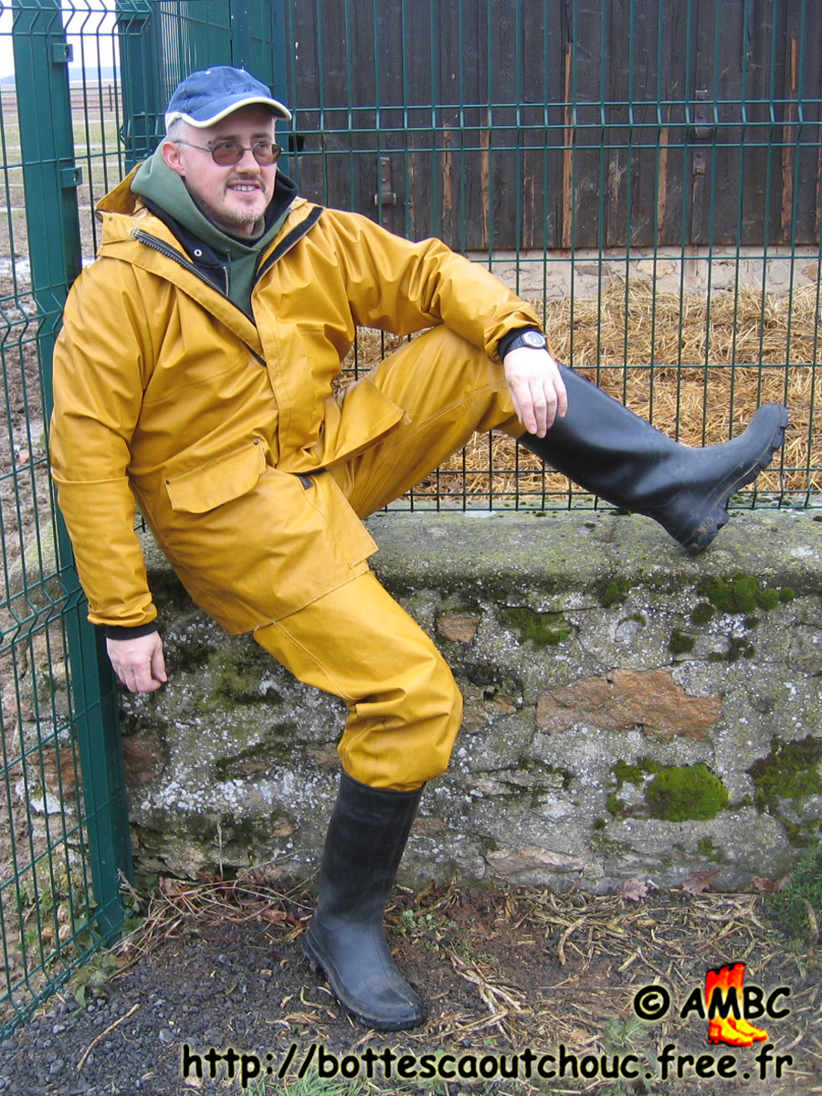 Wearing PVC raingear and Baudou boots, at a farm, March 2006. .  BIGGER SIZE HERE !