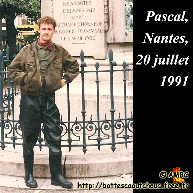 Gummistiefel, Pascal in Nantes, wearing chest waders; stivali di gomma, botas de goma, rubber laarzen. Copyright Pascal Bourcier, 1991.