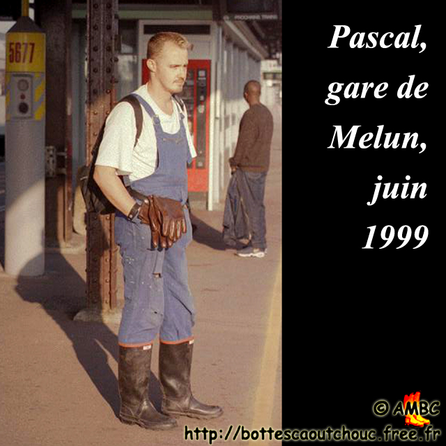 Pascal, waiting at Melun station. Gummistiefel, stivali di gomma, botas de goma, Gummistövlar, cizme, rubber laarzen. Copyright Pascal Bourcier, 1999.