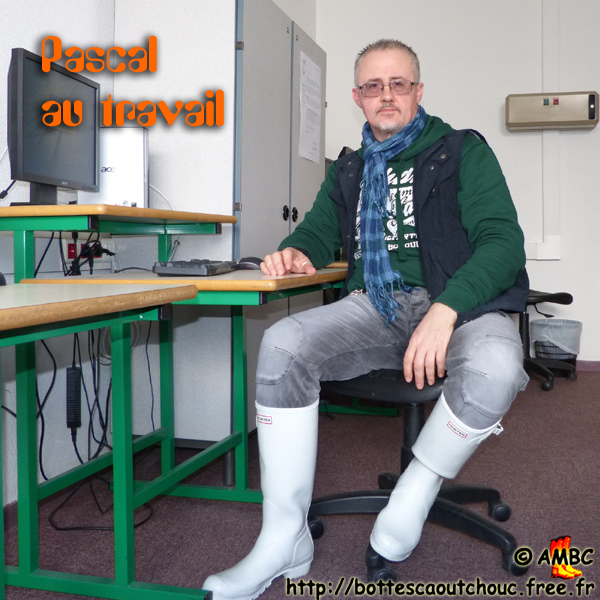 Pascal, wearing white Hunter wellies at school. Gummistiefel, stivali di gomma, botas de goma, Gummistövlar, cizme, rubber laarzen. Copyright P. Bourcier - AMBC 2014.