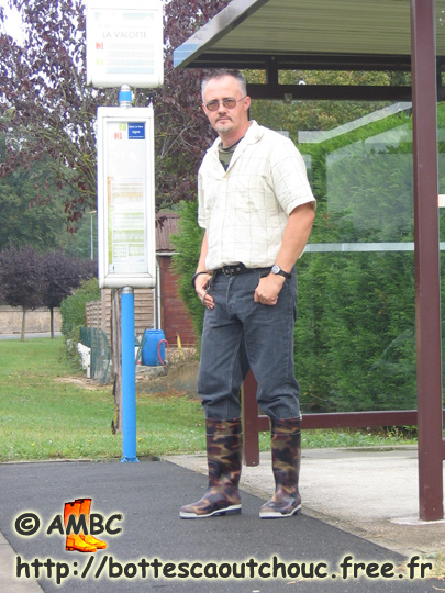 Wearing PVC camo wellies, at the bus stop. Gummistiefel.