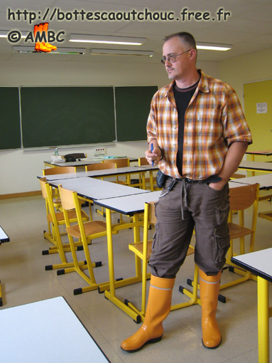 Wearing orange Nokia wellies in his job, 2008. Gummistiefel, stivali di gomma, botas de hule.