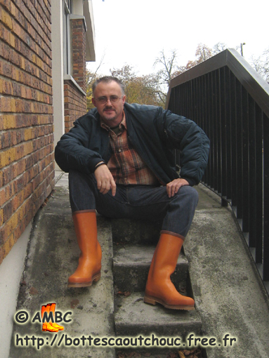 Wearing Turkish gumboots, 2009. Gummistiefel, stivali di gomma, botas de hule.