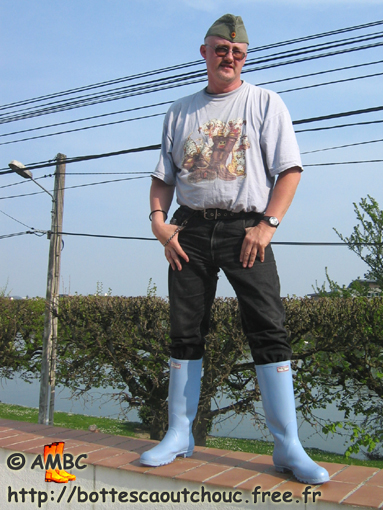 Wearing pale blue Hunter wellies, 2008. Gummistiefel, stivali di gomma, botas de hule.