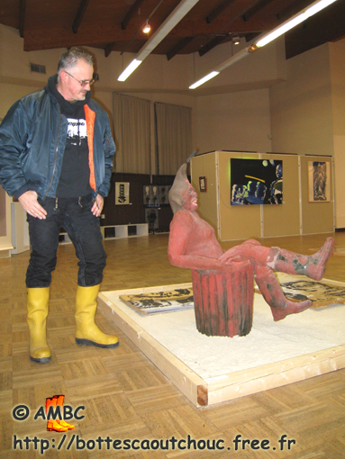 Art exhibition, Le Mée sur Seine, 2008. Gummistiefel, stivali di gomma, botas de hule.
