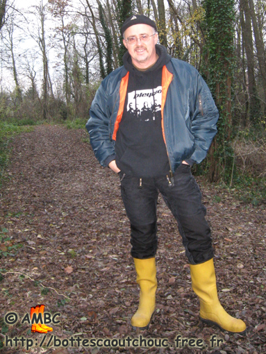 Wearing yellow Le Chameau gumboots, 2008. Gummistiefel, stivali di gomma, botas de hule.