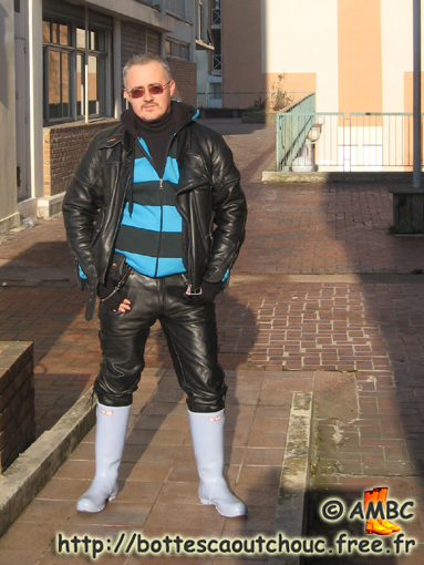 Wearing pale blue Hunter boots, Gummistiefel, stivali di gomma, botas de hule.