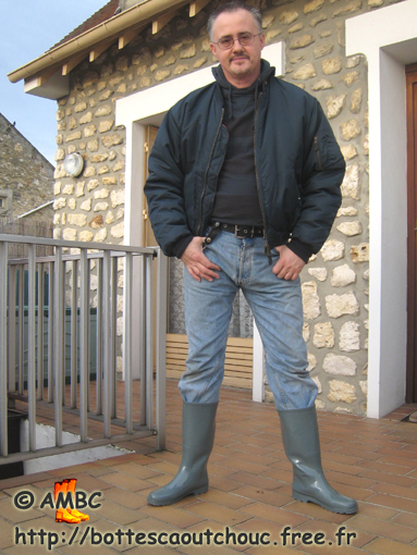 Wearing grey wellies, 2009. Gummistiefel, stivali di gomma, botas de hule.