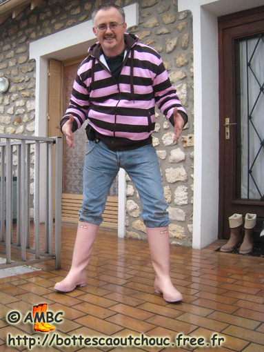 Wearing pink Hunter rubber boots, 2009. Gummistiefel, stivali di gomma, botas de hule.