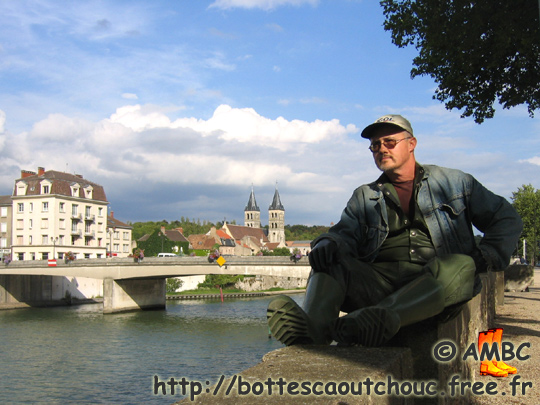 Wearing green rubber, at the Seine river, Melun, 2006. 