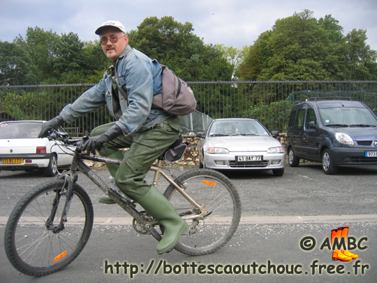 Riding my bike, in green rubber, in Melun, 2006. 