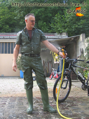 Water games, in green rubber, Le Mée sur Seine, 2006.