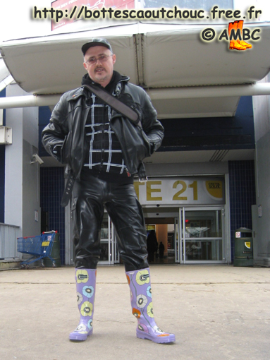 Wearing rubber trousers & Evercreatures wellies, Creteil, 2008.