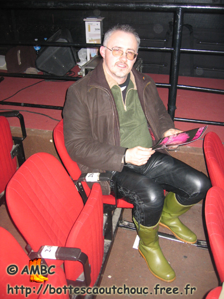 In Trianon Theatre, Paris, February 2006. Wearing Superga boots.
