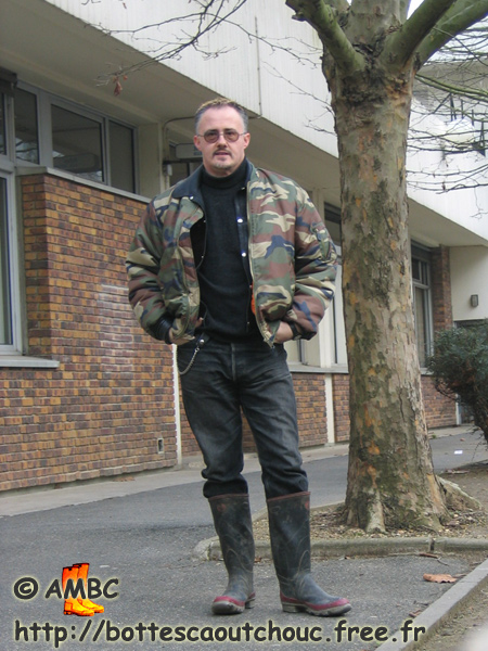 Wearing Silverking, at Dammarie post-office, 2005.